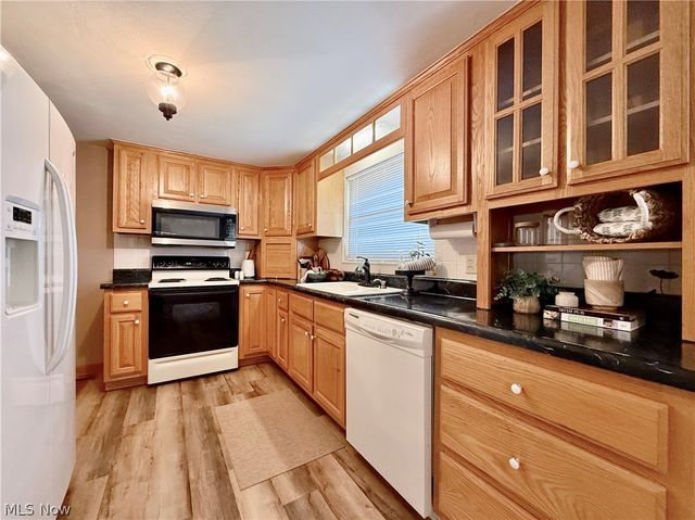 282 N Meadowlark Drive, Williamstown, WV 26187