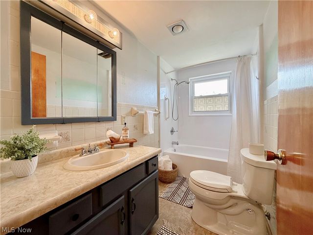 282 N Meadowlark Drive, Williamstown, WV 26187