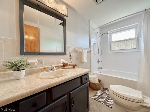 282 N Meadowlark Drive, Williamstown, WV 26187