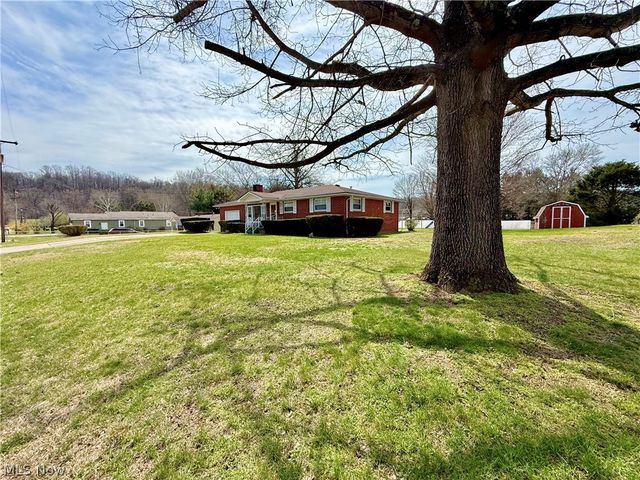 282 N Meadowlark Drive, Williamstown, WV 26187