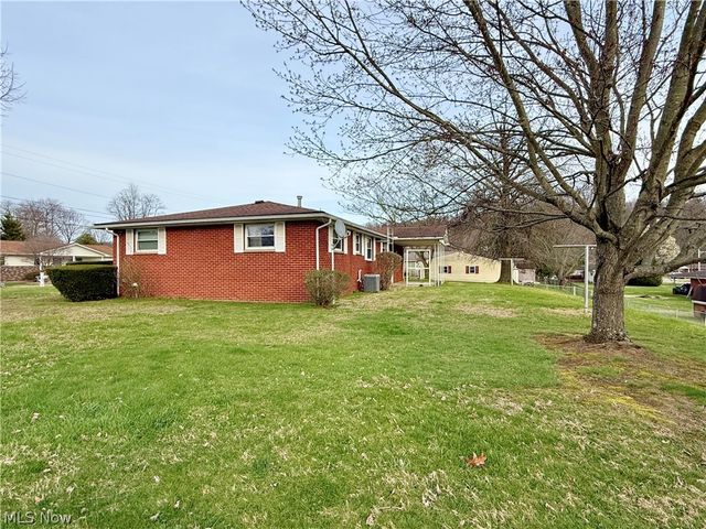 282 N Meadowlark Drive, Williamstown, WV 26187