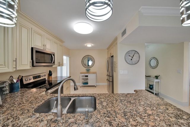 10223 N Circle Lake Drive 102, Boynton Beach, FL 33437