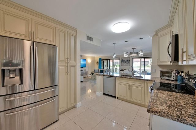 10223 N Circle Lake Drive 102, Boynton Beach, FL 33437