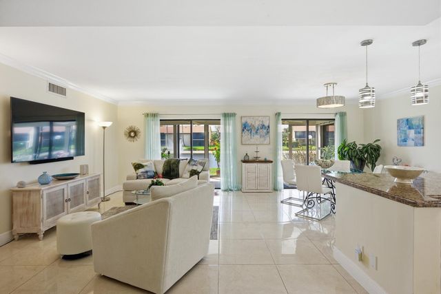 10223 N Circle Lake Drive 102, Boynton Beach, FL 33437