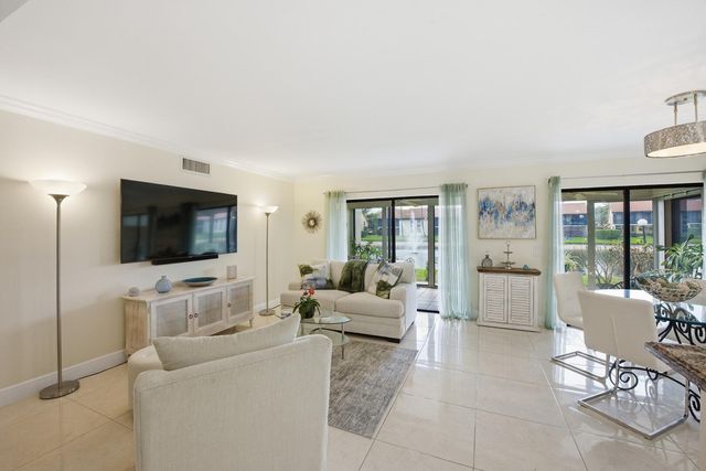 10223 N Circle Lake Drive 102, Boynton Beach, FL 33437