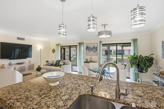 10223 N Circle Lake Drive 102, Boynton Beach, FL 33437