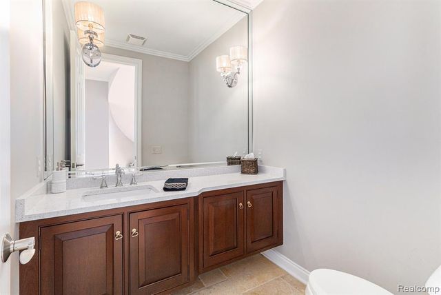 6997 Oakhurst Ridge Road, Clarkston, MI 48348