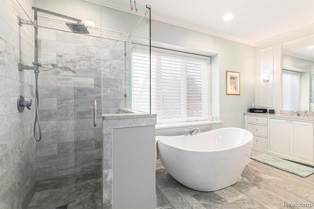 6997 Oakhurst Ridge Road, Clarkston, MI 48348