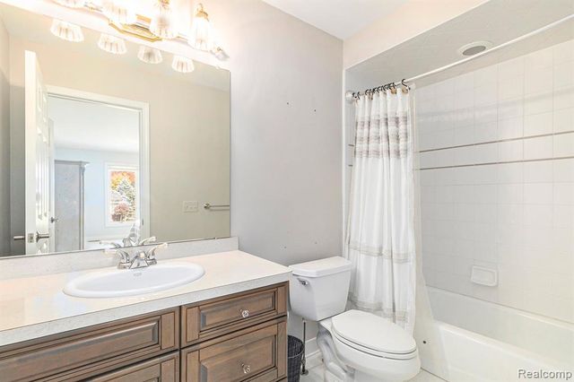 6997 Oakhurst Ridge Road, Clarkston, MI 48348