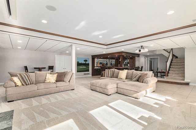 6997 Oakhurst Ridge Road, Clarkston, MI 48348