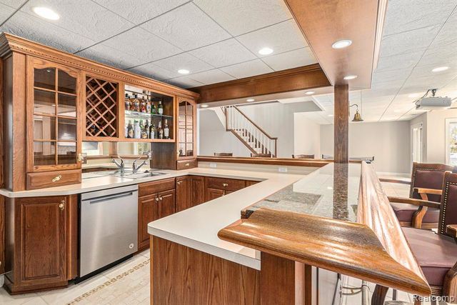 6997 Oakhurst Ridge Road, Clarkston, MI 48348