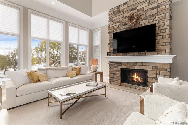 6997 Oakhurst Ridge Road, Clarkston, MI 48348