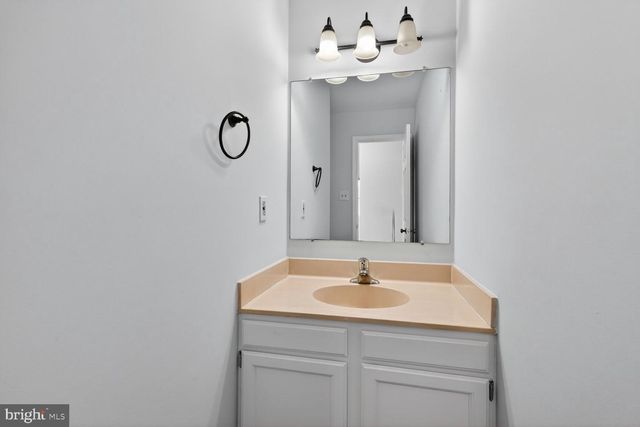 7108 LAKE COVE DR, Alexandria, VA 22315