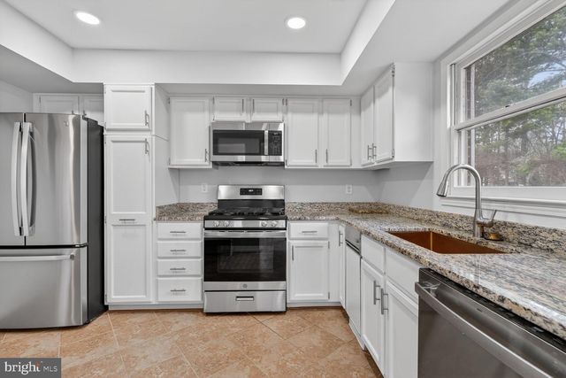 7108 LAKE COVE DR, Alexandria, VA 22315