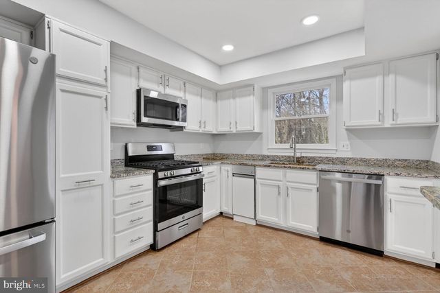 7108 LAKE COVE DR, Alexandria, VA 22315