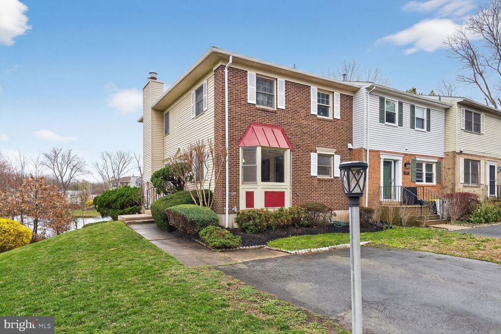 7108 LAKE COVE DR, Alexandria, VA 22315