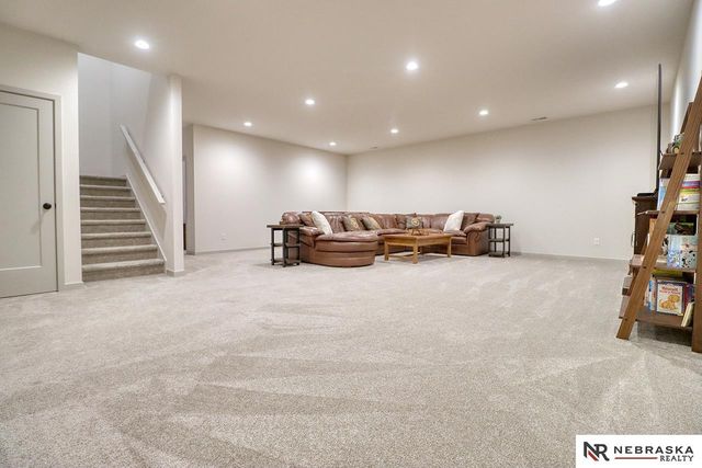 9439 Linwood Place, Lincoln, NE 68505