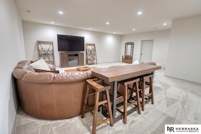 9439 Linwood Place, Lincoln, NE 68505