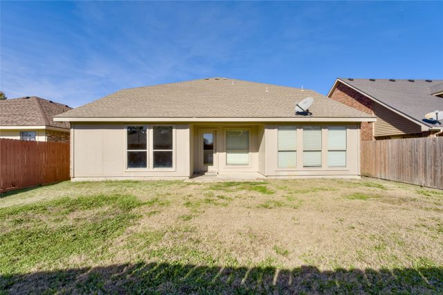 2012 Kings Forest Drive, Heartland, TX 75126