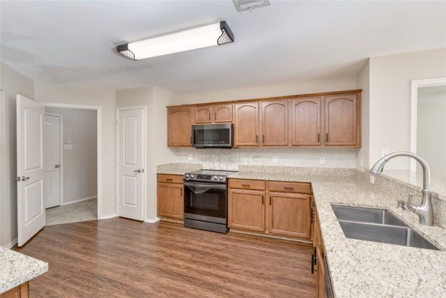 2012 Kings Forest Drive, Heartland, TX 75126