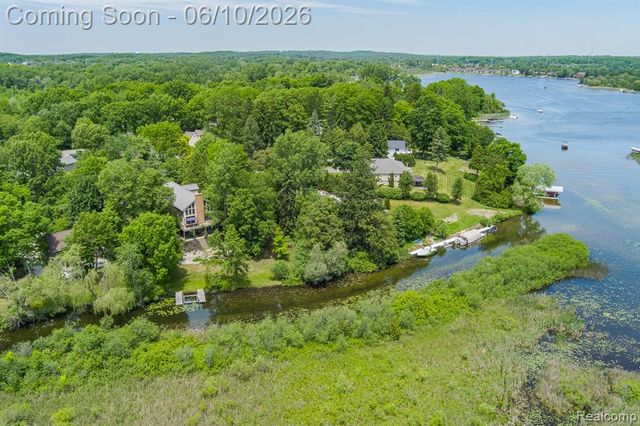 4780 Hillcrest Drive, Clarkston, MI 48346