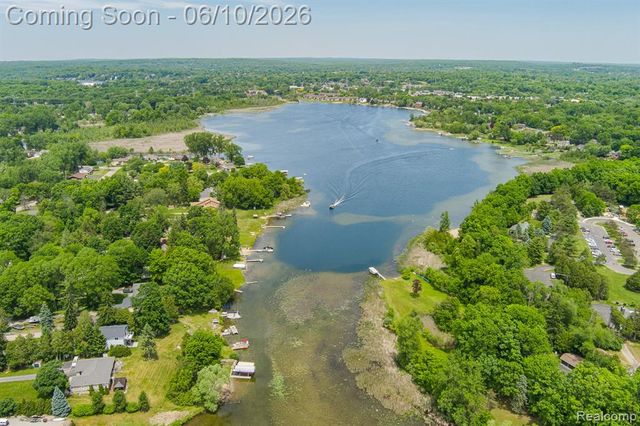 4780 Hillcrest Drive, Clarkston, MI 48346
