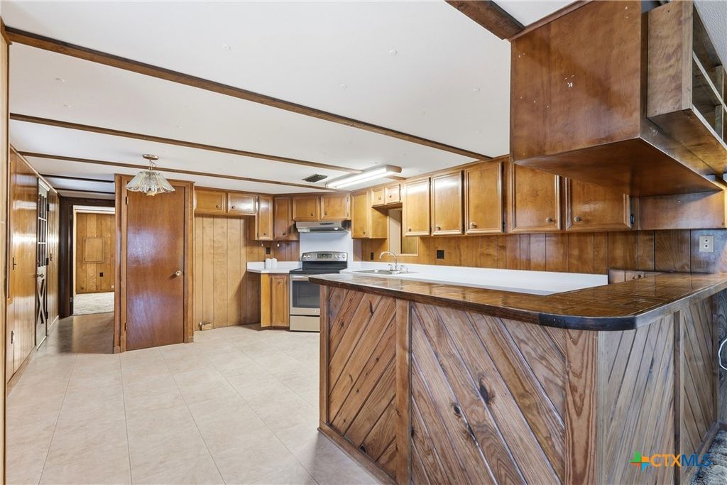 Image 10 of property listing at 333 Tamarack Drive, Canyon Lake, TX 78133