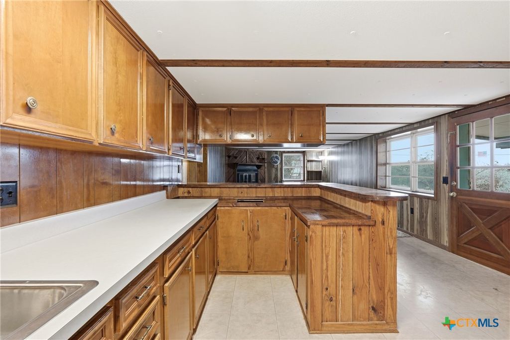 Image 11 of property listing at 333 Tamarack Drive, Canyon Lake, TX 78133