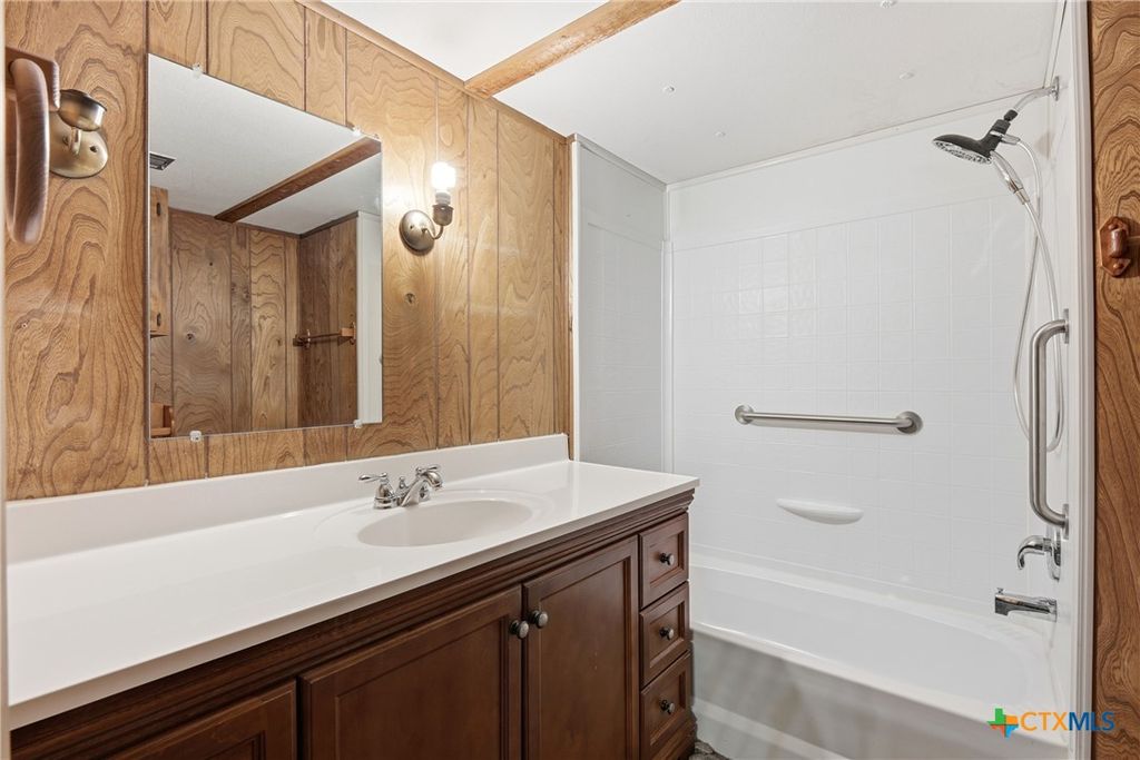 Image 13 of property listing at 333 Tamarack Drive, Canyon Lake, TX 78133