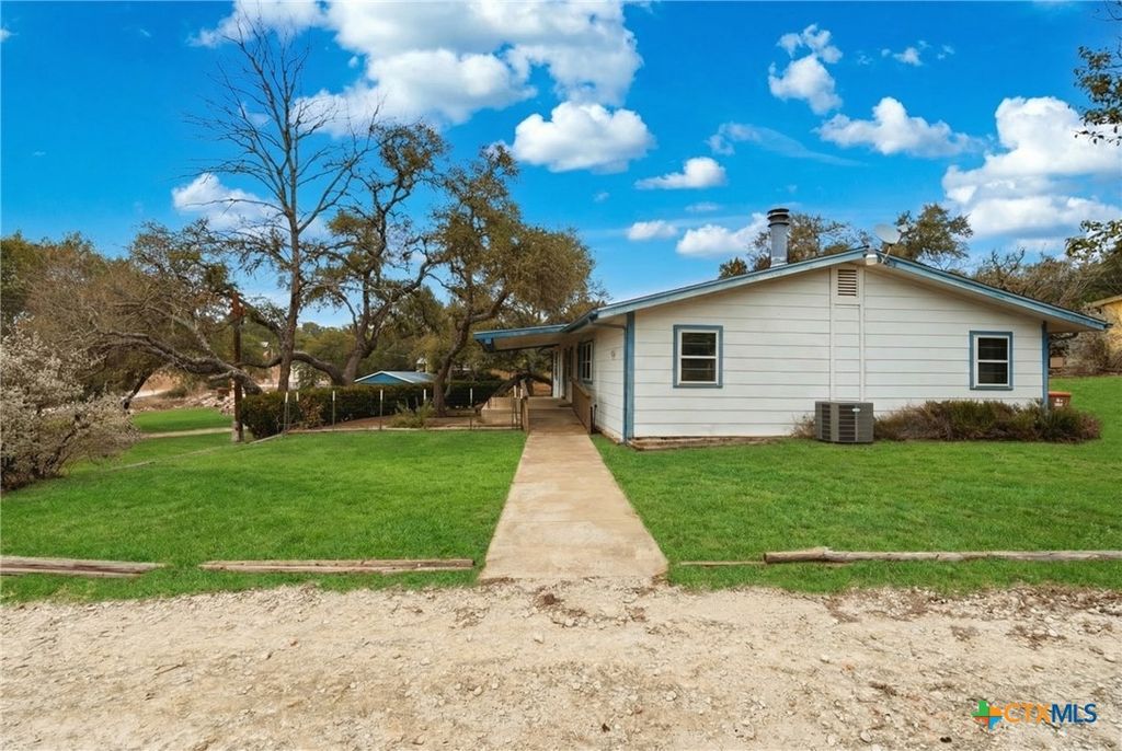 Image 2 of property listing at 333 Tamarack Drive, Canyon Lake, TX 78133