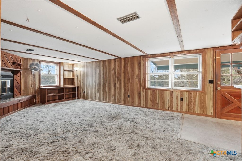 Image 8 of property listing at 333 Tamarack Drive, Canyon Lake, TX 78133