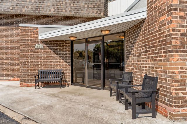 924 S Lake Court 105, Westmont, IL 60559