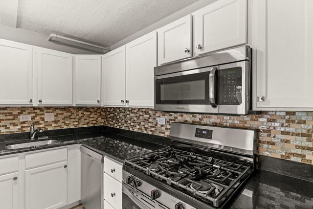 924 S Lake Court 105, Westmont, IL 60559