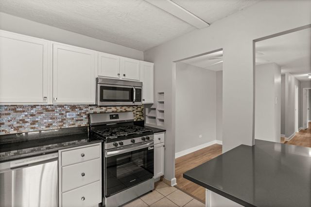 924 S Lake Court 105, Westmont, IL 60559