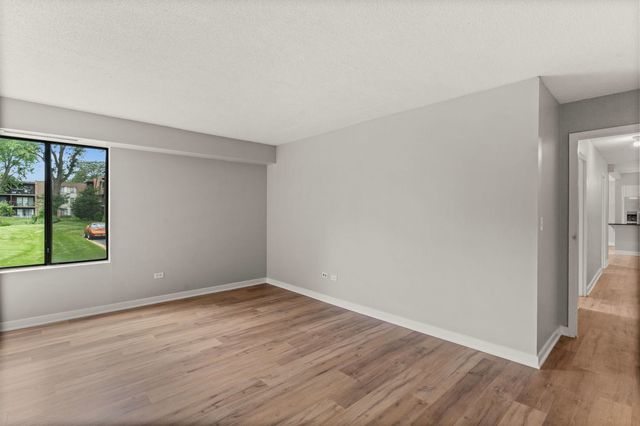 924 S Lake Court 105, Westmont, IL 60559