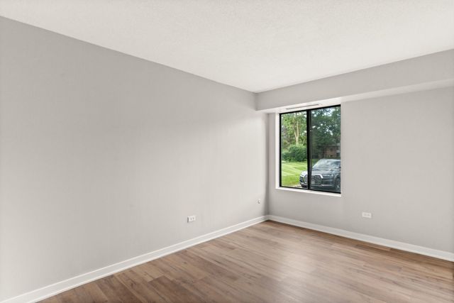 924 S Lake Court 105, Westmont, IL 60559
