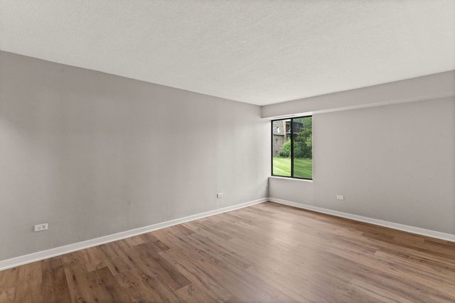 924 S Lake Court 105, Westmont, IL 60559