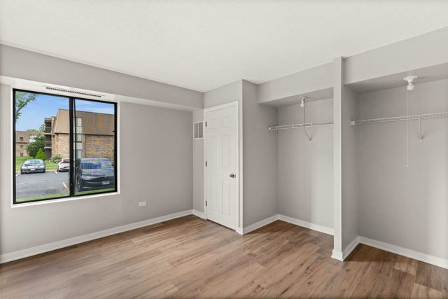924 S Lake Court 105, Westmont, IL 60559