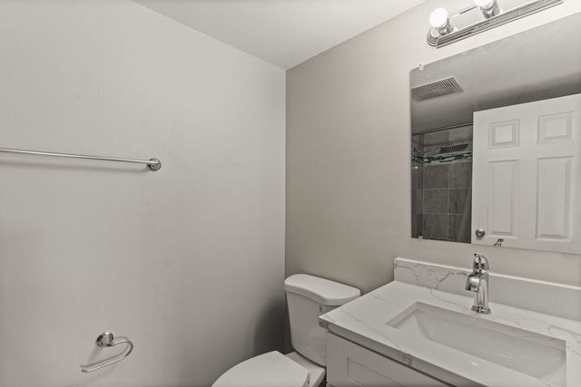 924 S Lake Court 105, Westmont, IL 60559