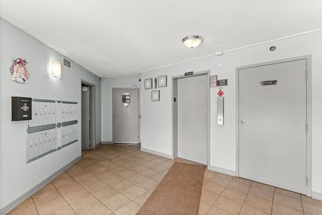 924 S Lake Court 105, Westmont, IL 60559