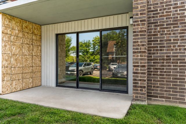 924 S Lake Court 105, Westmont, IL 60559