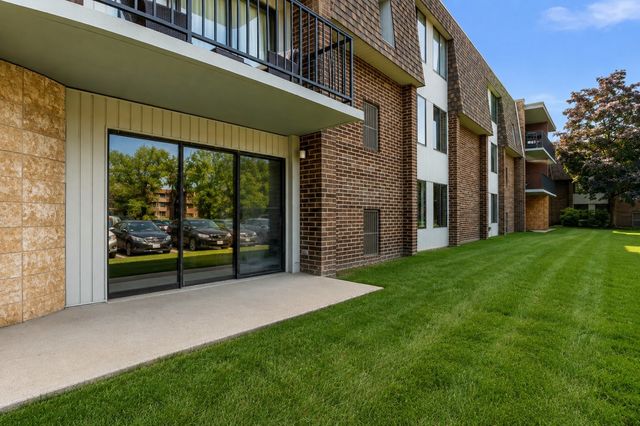 924 S Lake Court 105, Westmont, IL 60559