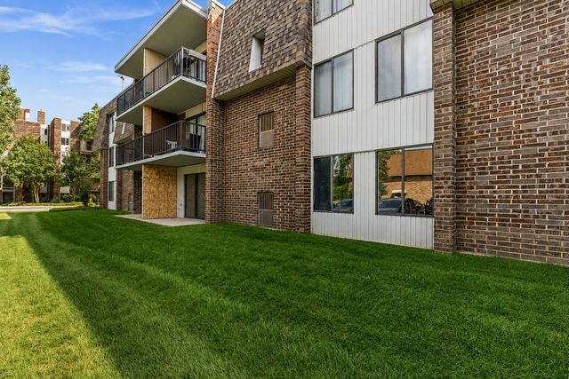 924 S Lake Court 105, Westmont, IL 60559
