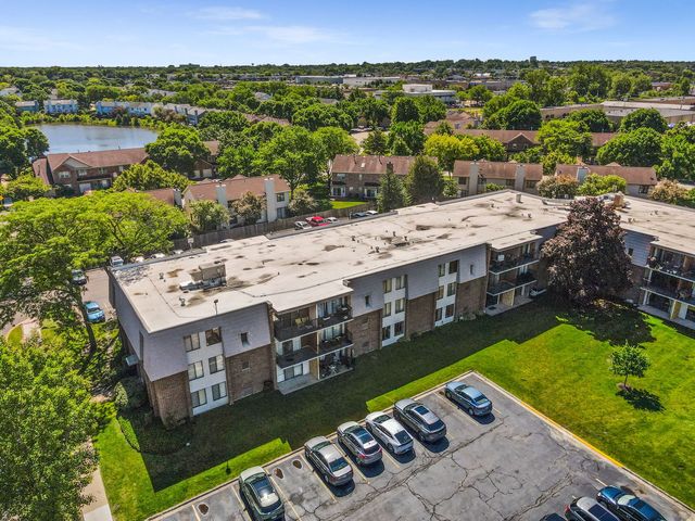 924 S Lake Court 105, Westmont, IL 60559