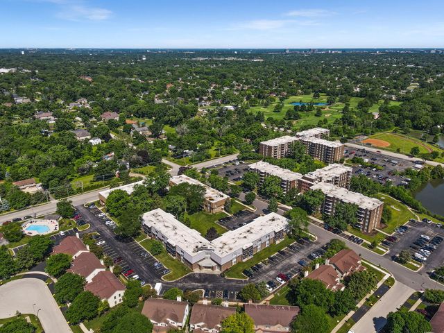 924 S Lake Court 105, Westmont, IL 60559