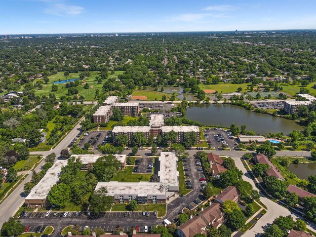 924 S Lake Court 105, Westmont, IL 60559
