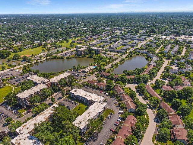 924 S Lake Court 105, Westmont, IL 60559