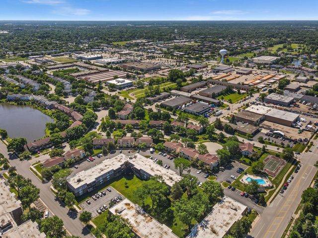 924 S Lake Court 105, Westmont, IL 60559