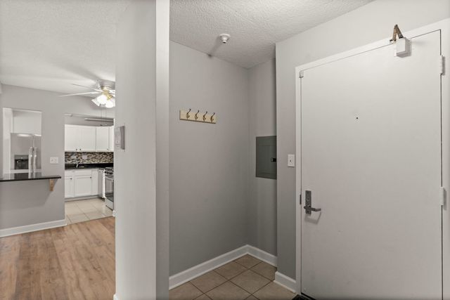 924 S Lake Court 105, Westmont, IL 60559