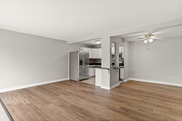 924 S Lake Court 105, Westmont, IL 60559